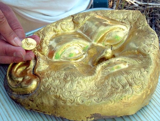 Оригиналът на златната погребална маска от тракийската могила Светица ще