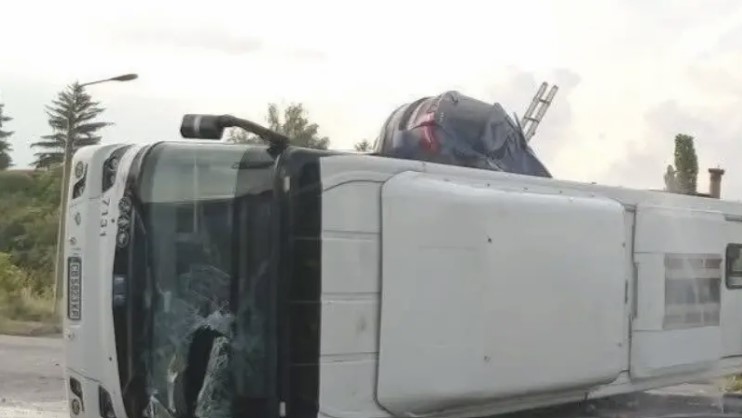 Трима от пострадалите при тежката катастрофа с автобус на градския