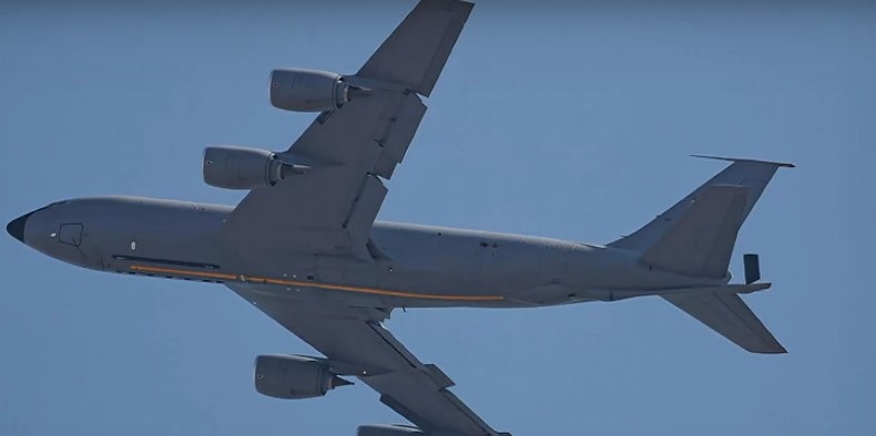 Четири американски самолета цистерни от типа Boeing KC 135 Stratotanker
