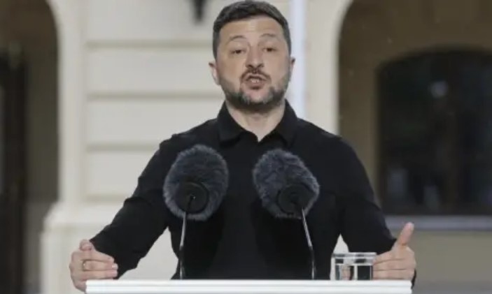Украинският президент Володимир Зеленски пристигна във Великобритания Той обяви това