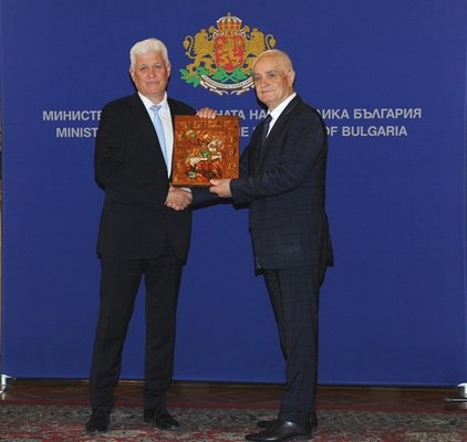 Пет са договорите в Министерството на отбраната по които е