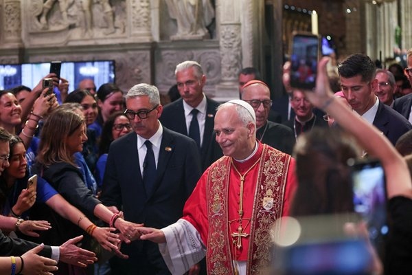 Папа Лъв XIV пристигна днес в Барселона втората спирка от едноседмичното му