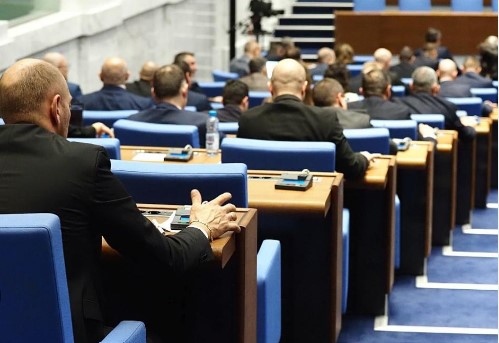 Със 17 гласа за Правната комисия прие да се замразят