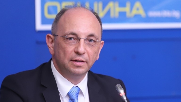 Администрацията спокойно може да бъде намалена с до 30 хиляди