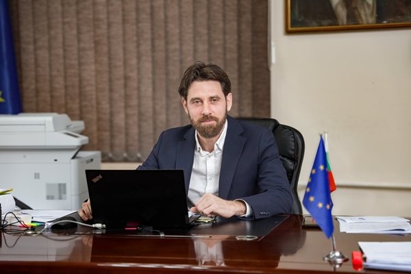 Закони се пишат от хора  които не са стъпвали на