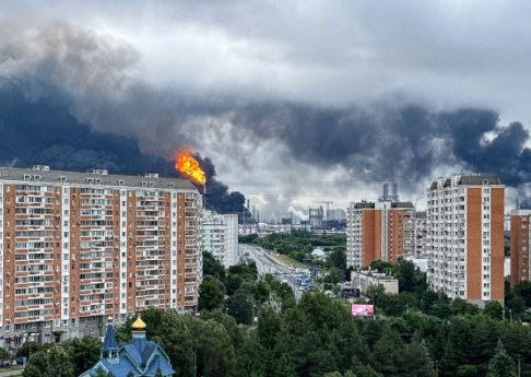 Частици черно масло са се изсипали като дъжд над част