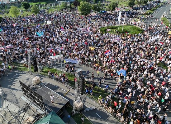Хиляди сърби се събраха на протест в Нови Сад с