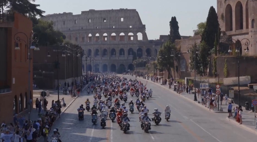 Водачи на Vespa отбелязват 80 годишнината на скутера по улиците