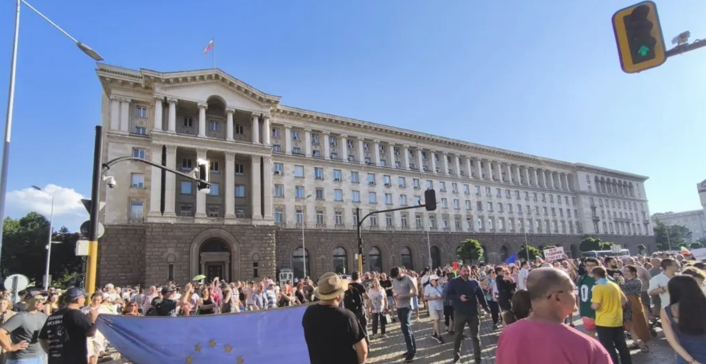 Първи протест срещу кабинета Радев в центъра на София Участниците