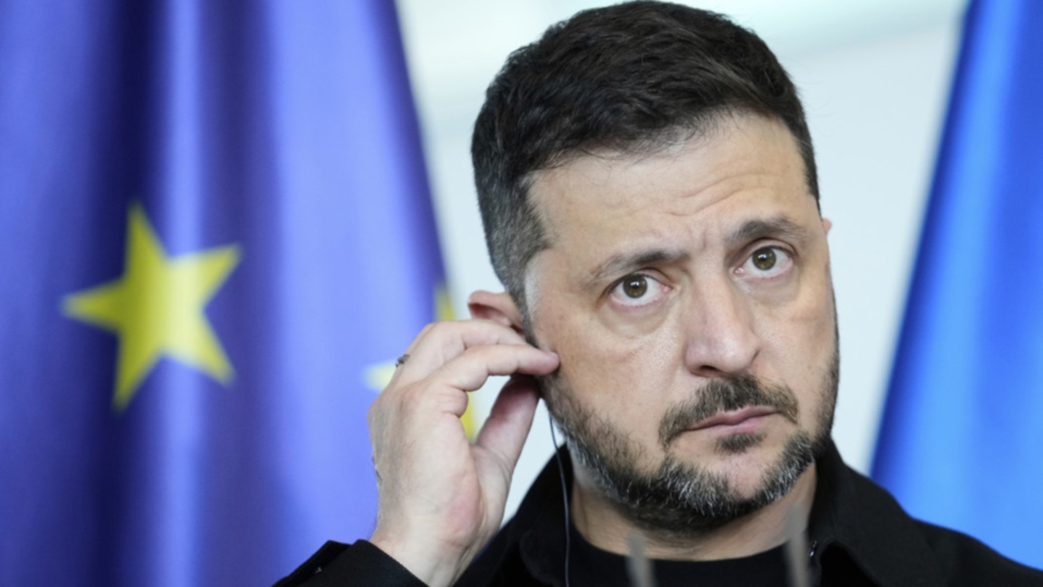Украинският президент Володимир Зеленски снощи се присмя на военните действия