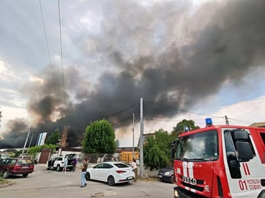 Пожарът в завода за третиране на отпадъци в столичната улица