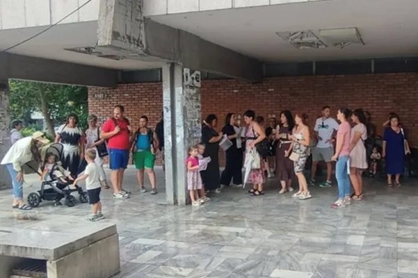 Десетки майки от Пловдив се събраха пред площад Съединение и