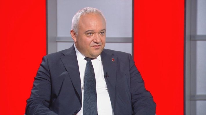 Конституционната съдийка Десислава Атанасова е пътувала с два паспорта личен
