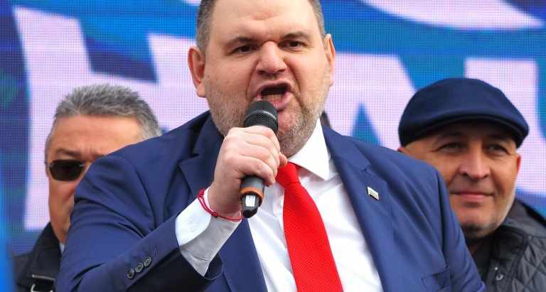 Пеевски използва частния самолет на Георги Папазки който е брат
