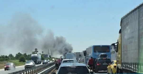 Тир се запали на магистрала Тракия в платното към Бургас