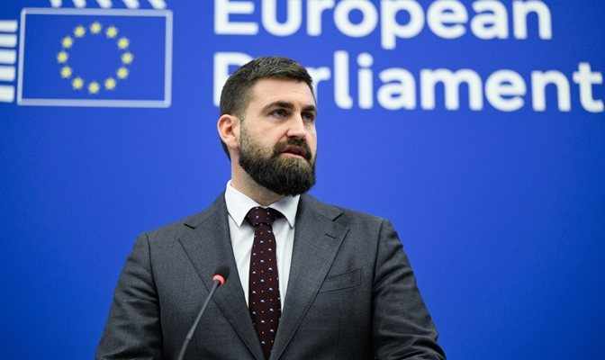 Европейският парламент одобри при полети родителят да не плаща допълнително