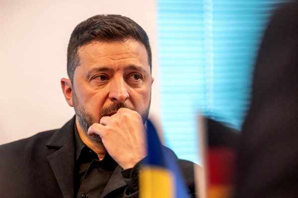 Украинският президент Володимир Зеленски в неделя изненадващо предложи смяната на