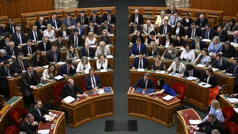 Парламентът на Унгария одобри промени в конституцията които биха отворили