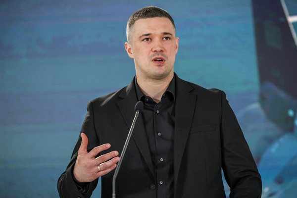 Точно година след като светът стана свидетел на първите масови