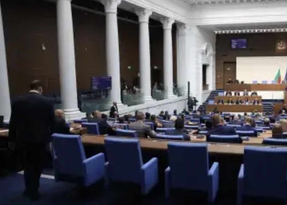 Министър председателят Румен Радев вицепремиерът Александър Пулев и още 11