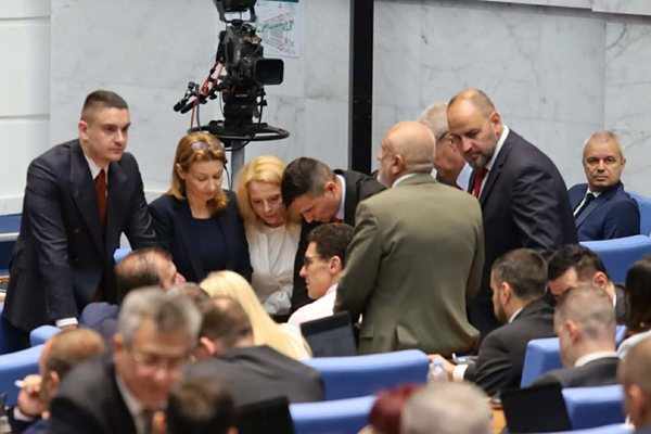От 1 август служителите в държавната администрация и съдебната система
