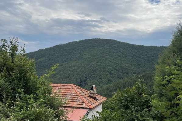 Хладно с облаци и валежи тук там ще е през