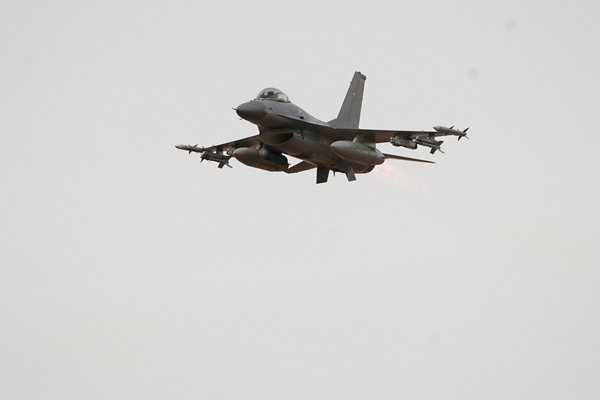 Румъния вдигна два изтребителя F 16 тази сутрин заради дрон