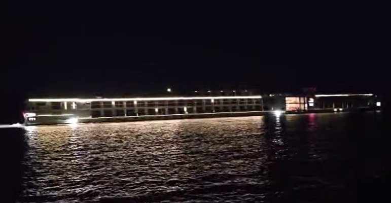 Круизен кораб под швейцарски флаг заседна в река Дунав край