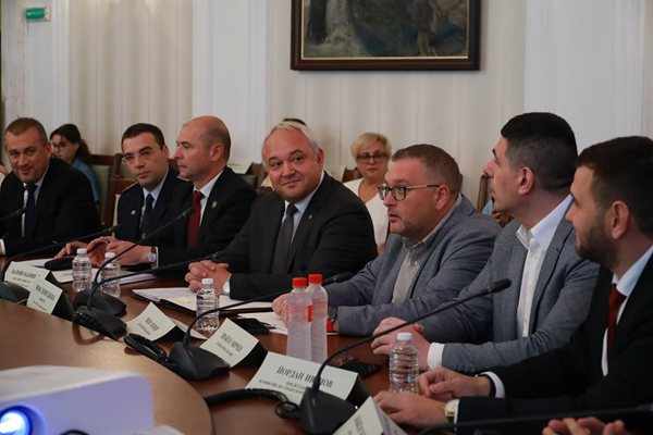 Липсват цели елементи от мантинелите по пътищата които да обират